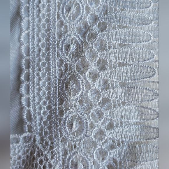 WHITE & BEIGE  LACE TABLECLOTH - Picture 4 of 8